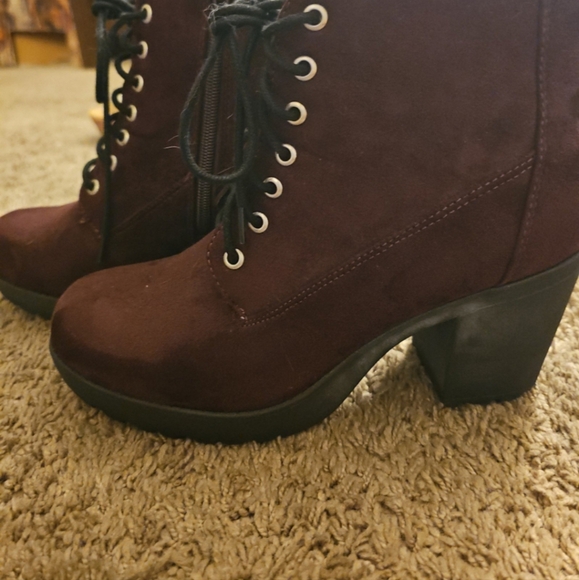 Womens size 10 burgandy ankle booties, faux suede upper - Picture 5 of 6